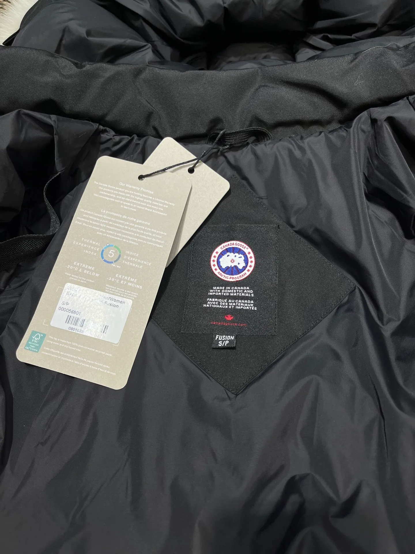 P860 Canada Goose Canada # Expedition04 Parker, a treasure of Canadian origin! Limited supply worldwide! Canada Goose Model 04 is a top-notch couple model, polar cold-proof outdoor series fur collar detachable hooded parka down jacket, the first Goose in 2024. I hope my partners like the top quality, and I hope everyone can evaluate it together! The most popular cool items of the Big Goose family in 2024 are online. The same popular product of Yi Yang Qianxi is said to be a joint limited edition Big Goose that cannot be bought in autumn and winter. If you dislike the sameness of the Big Goose in the past, then this model will definitely give you a different experience! This year's most powerful couple's collection for autumn and winter is online, a top-notch luxurious ready-to-wear style, paired with an outdoor warm down jacket with great style and charm! The most standard and classic items of the Daye family in the past two years are equipped with unique reflective stripes for embellishment, which further shows the high-end fashion performance effect. With the embellishment of hardware buckles, it has excellent performance effect. The upper body is clean, simple and elegant, even for urban leisure. It is suitable for various occasions. Designed with large pockets, this model has a large capacity and is equipped with reflective stripes, making it safer at night. It is suitable for various adventure activities. It is made of windproof and waterproof technical materials. The interior is filled with full white duck down, which is absolutely cold-proof and warm. It also has a stand-up collar design and fine fluff at the collar, with meticulous attention to detail! The charm of this model is also more spiritual, and the upper body has more temperament and specifications. It perfectly shows the ultra-high standard of fashionable performance of this model, integrating outdoor and life, and you can even create high-street wear! The most pinnacle limited-edition goose that we have presented so far, both in terms of design and detailed materials, it is completely outstanding. The grand and evergreen version design is matched with cool reflective elements. The overall appearance can be said to be quite high, and it has that kind of powerful outdoor performance! It combines high-end casual attributes with high-street style. It is high-grade, domineering, warm, and beautiful. The visibility of the upper body is quite strong, and the configuration of the owl element is highly brand-recognizable. It fully complements the overall brand performance and visual effects, and also has the high-end sense of fashion and fashionable performance. It is a must-buy product because it is the most awesome down brand on the planet and one of Canada's three national treasure brands. It is also a sentimental down luxury brand. In the field of polar cold-proof clothing, Goose has made an irreplaceable contribution... Size: xs s m l xl